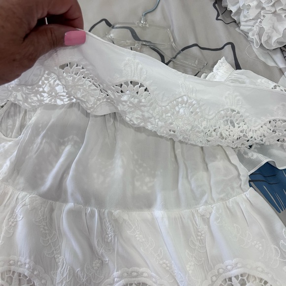 💰PRICE ⬇️ 
 BCBGMAXAZRIA • White Eyelet/ Off or On The Shoulders Top • sz Med - Picture 7 of 12